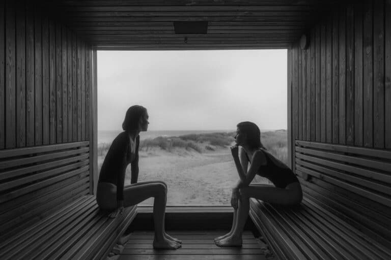 How do saunas help with muscle recovery and relaxation?